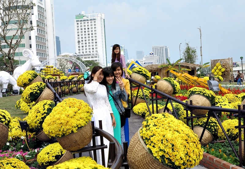  Người dân và khách du xuân ở đường hoa trong trung tâm thành phố