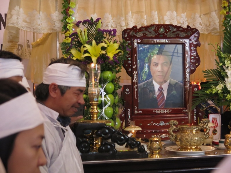 Gia quyến không kìm được nỗi đau mất đi người thân