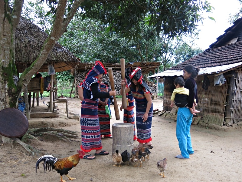  Thôn nữ làng Pà Rồng giã gạo làm bánh Tết