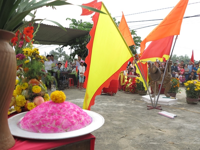 Các lễ vật dân làng dâng lên cầu một năm mưa thuận gió hòa, rau hoa tươi tốt