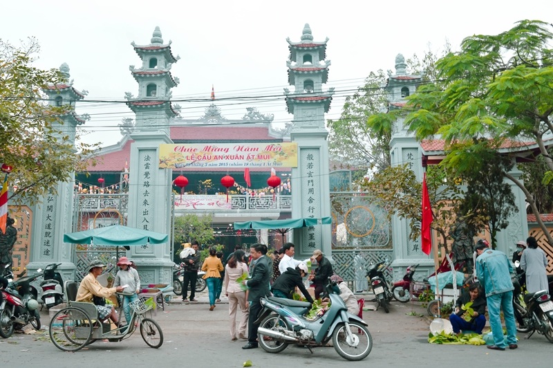 "Lộc", muối giá cao chót vót vẫn đắt hàng - 1 Mua bán lộc, muối đầu năm trước cổng chùa Pháp Lâm (Đà Nẵng)