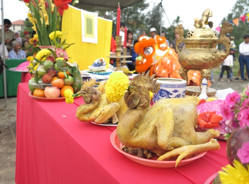 Các lễ vật dân làng dâng lên cầu một năm mưa thuận gió hòa, rau hoa tươi tốt