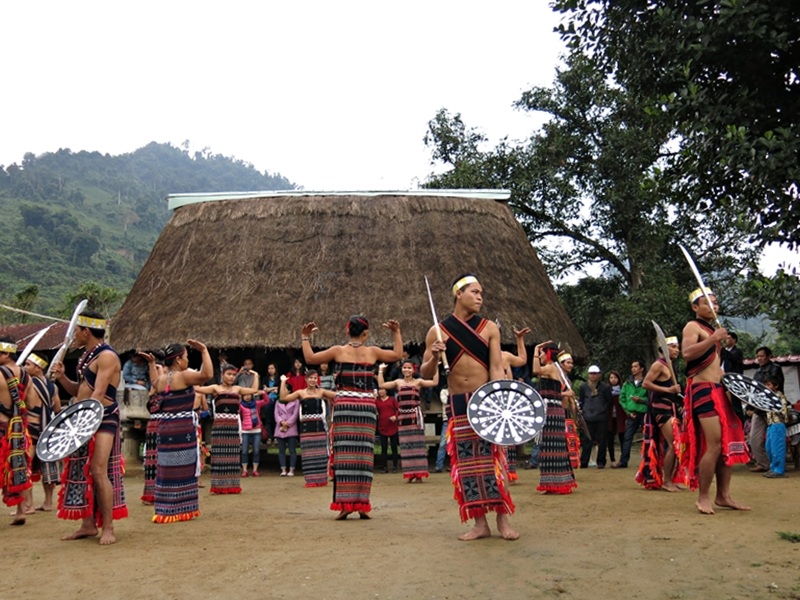  Múa tung tung da dá - điệu múa truyền thống trong ngày lễ, Tết của đồng bào Cơ Tu