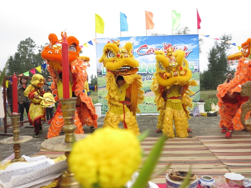 Các màn trình diễn múa lân hấp dẫn người xem