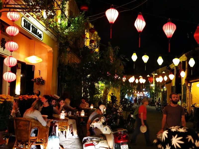 Rất đông du khách chờ đón giao thừa Tết nguyên đán Ất Mùi cùng người dân phố cổ tối nay