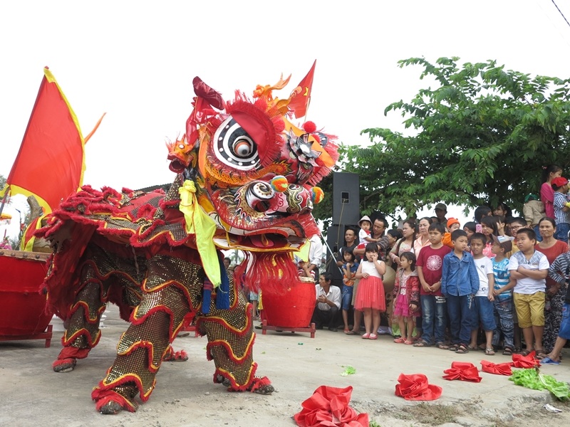 Các màn trình diễn múa lân hấp dẫn người xem