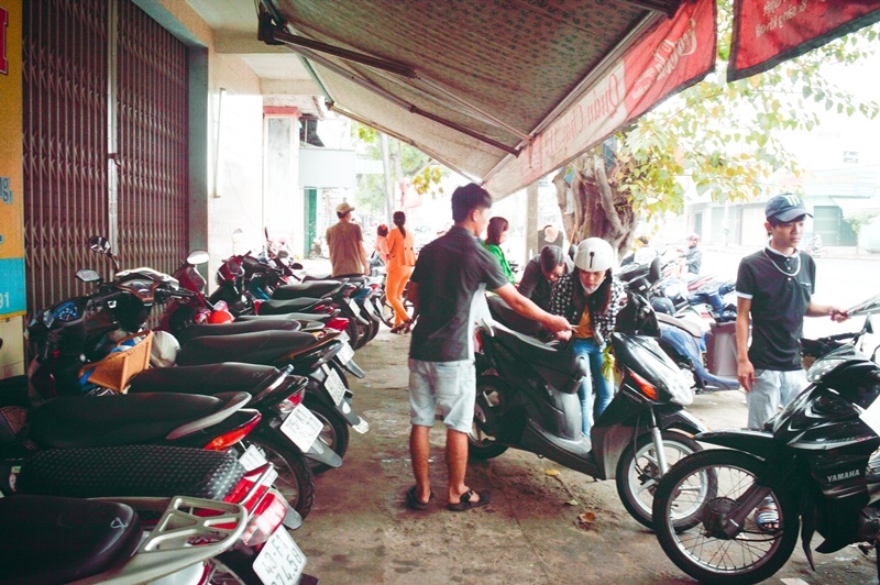 "Lộc", muối giá cao chót vót vẫn đắt hàng - 4 Giá gửi xe máy thấp nhất 10 nghìn đồng/lượt, cao hơn thường ngày gấp 2 - 3 lần