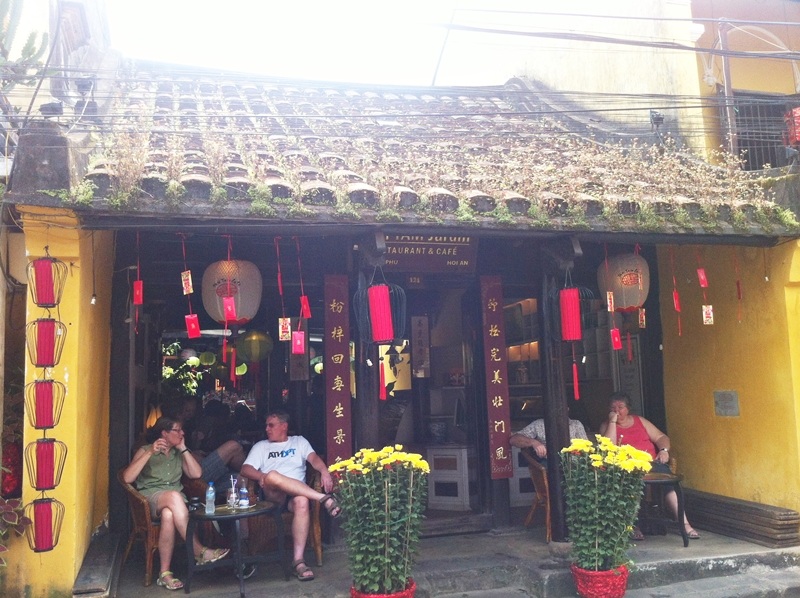 Thưởng thức ẩm thực đường phố...