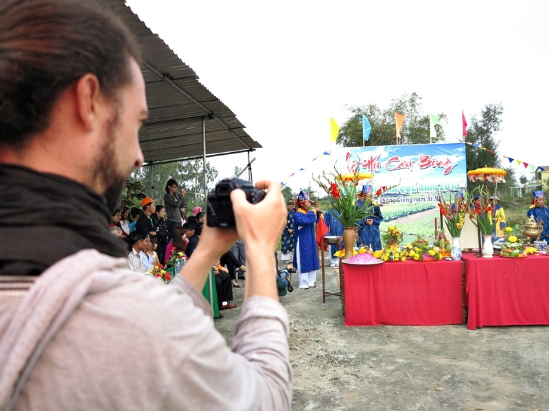 Du khách dõi theo từng nghi thức lễ