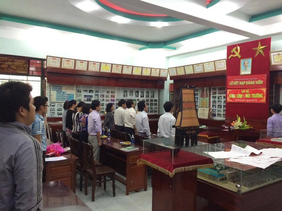 Bồi dưỡng trí thức trẻ vừa hồng vừa chuyên - 1 Lễ kết nạp Đảng viên cho sinh viên ở Đại học Đà Nẵng.