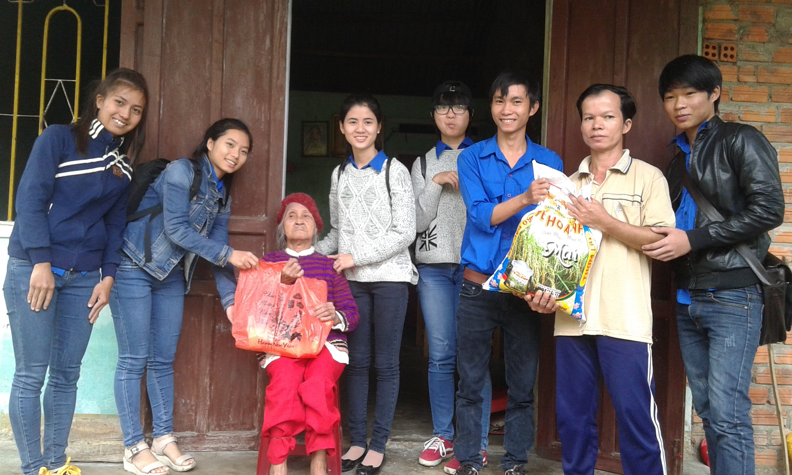 Sinh viên ĐH Quảng Nam đến thăm và tặng quà  đến các cụ già neo đơn trong những ngày giáp Tết.