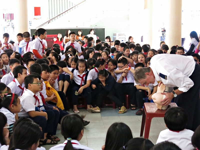 Buổi học trực quan sinh động thu hút và giúp các em học sinh khắc sâu kiến thức.