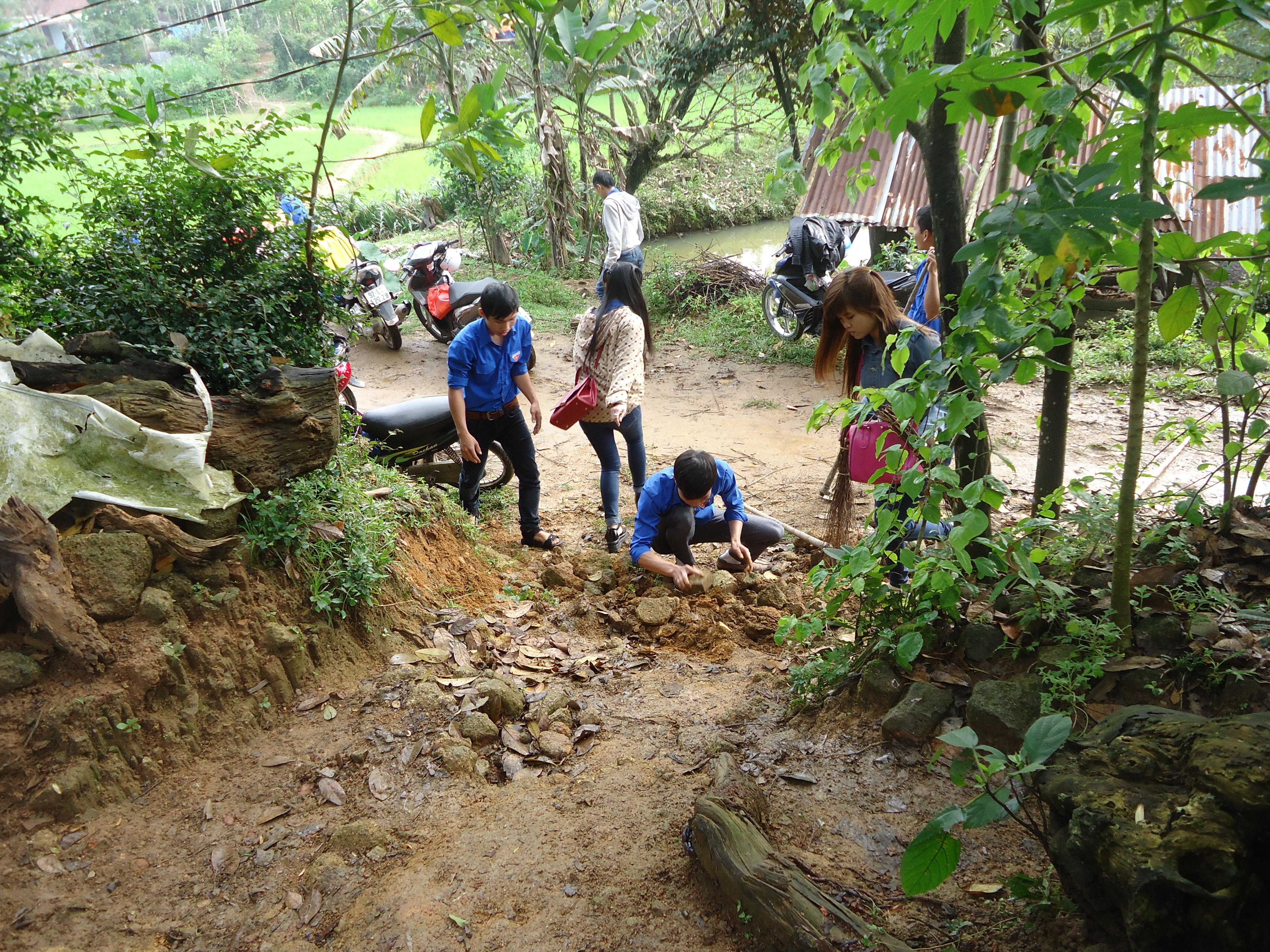 Dọn dẹp nhà cửa, vườn tược giúp các cụ già neo đơn.