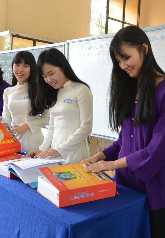 Thứ trưởng Bộ GD-ĐT Nguyễn Vinh Hiển trao giải thưởng đến hai học sinh đoạt giải đặc biệt.