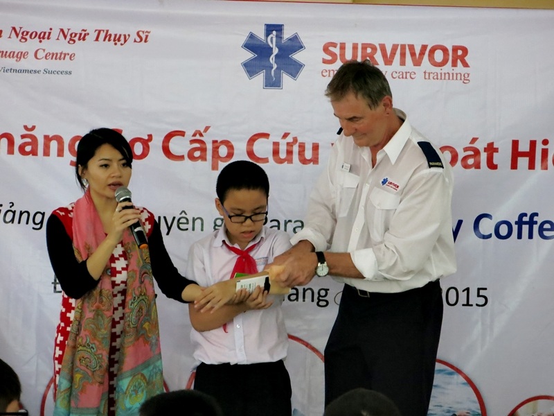 Hàng ngàn học sinh học cách sơ cấp cứu và thoát hiểm