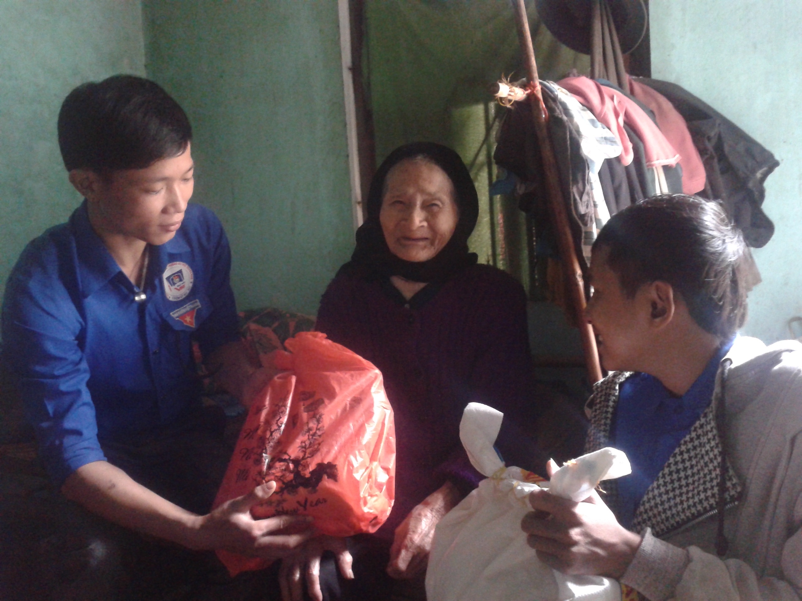 Sinh viên ĐH Quảng Nam đến thăm và tặng quà  đến các cụ già neo đơn trong những ngày giáp Tết.