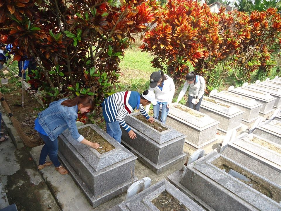  Dọn dẹp vệ sinh khuôn viên và mộ ở nghĩa trang liệt sĩ huyện Tiên Phước.