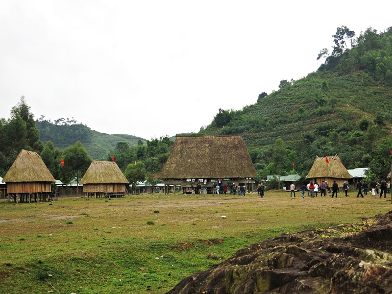 Nhiều bản làng giữ nguyên nét đẹp văn hóa truyền thống dọc cung đường Hồ Chí Minh
