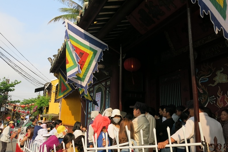 Người dân và du khách xếp hàng lễ Tết nguyên tiêu trước chùa Ông từ 1h sáng