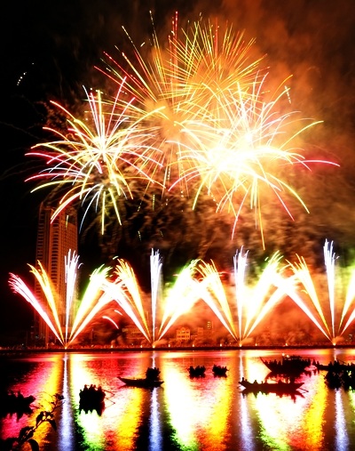  Vé xem pháo hoa quốc tế 2015 Đà Nẵng ớ khán đài từ 300 - 500 nghìn đông/người/đêm