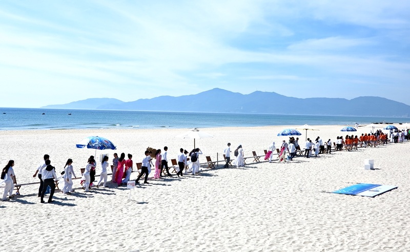 Chiếc Gỏi cuốn dài nhất thế giới được thực hiện ngay bên bờ biển trung tâm thành phố Đà Nẵng