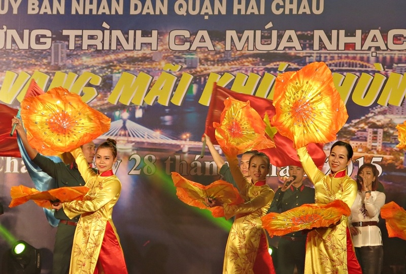 Chương trình nghệ thuật trước giờ bắn pháo hoa tại điểm quận Hải Châu