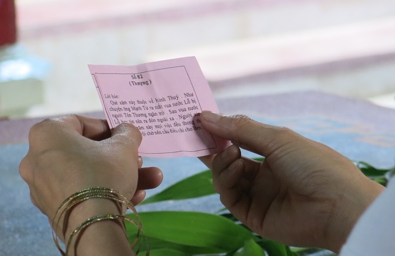 Khách đến cầu an và xin quẻ xăm đầu năm