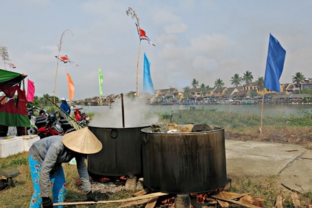 Người dân biểu diễn các quy trình trồng bắp và cách chế biến các món ngon từ bắp trong ngày hội
