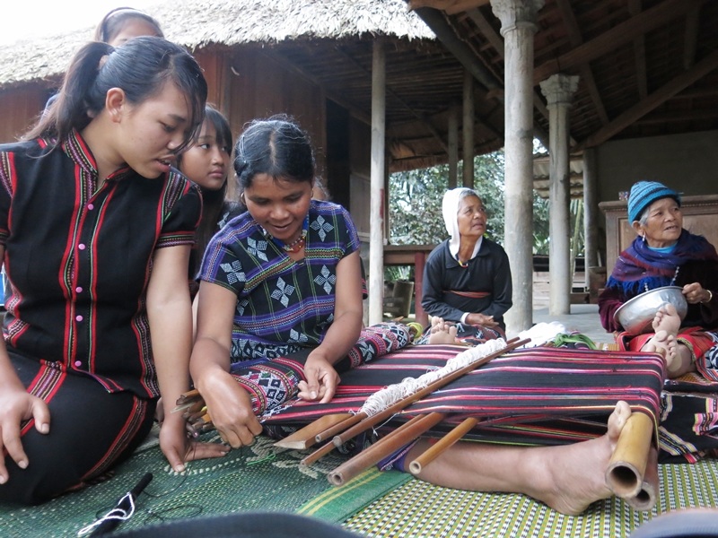 Các bà, các mẹ vẫn giữ nét đẹp mặn mà với ánh mắt biết nói riêng có của phụ nữ vùng cao