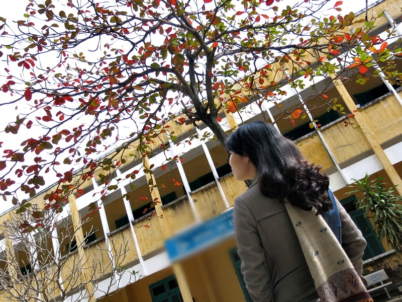 Cựu học sinh Khánh Di dẫn con gái về ghi hình kỷ niệm với trường cũ