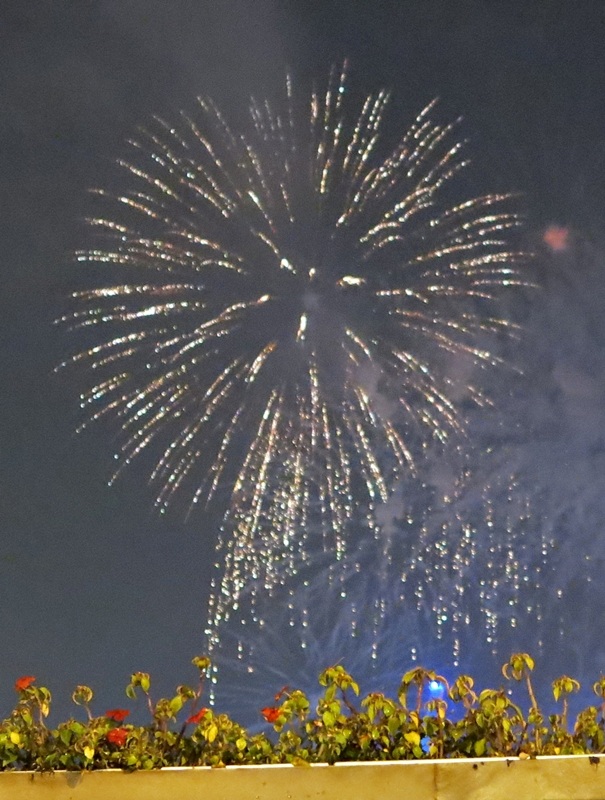 Đúng 21h, pháo hoa đồng loạt bừng sáng khắp thành phố