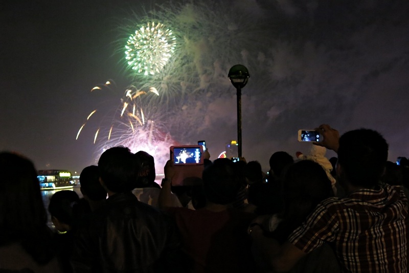 Người dân ghi lại khoảnh khắc đẹp của pháo hoa kỷ niệm 40 năm Ngày Giải phóng thành phố