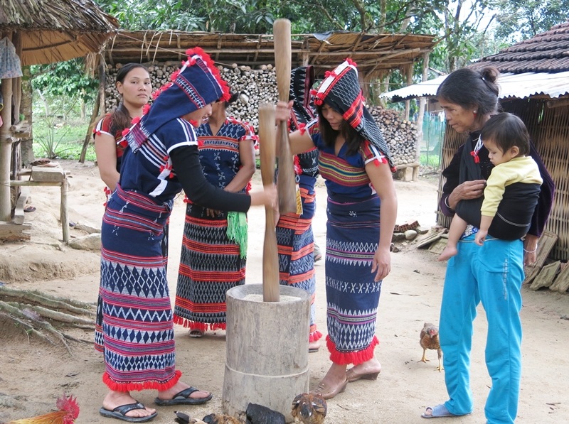 Các cô gái sớm thành thạo việc nhà từ giã gạo, vào bếp