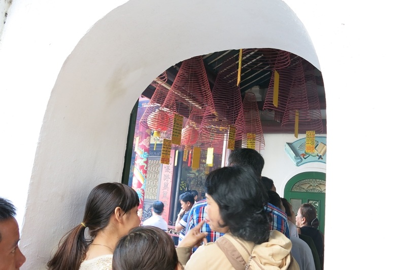 Hội quán tổ chức lối đi riêng cho người đi lễ