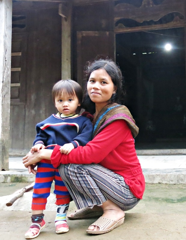 Các bà, các mẹ vẫn giữ nét đẹp mặn mà với ánh mắt biết nói riêng có của phụ nữ vùng cao