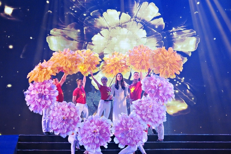 Sân khấu nghệ thuật được dàn dựng công phu thăng hoa cho bản hùng ca của Đà Nẵng