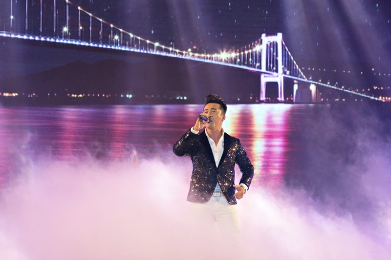 Ca sĩ Quang Hào với