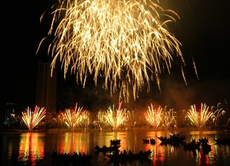 Hình ảnh pháo hoa ghi nhận từ khán đài trong mùa DIFC 2013