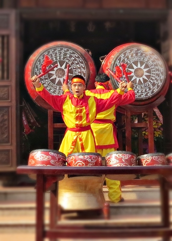 Lớp trẻ tham gia các nghi thức lễ để kế tục truyền thống làng