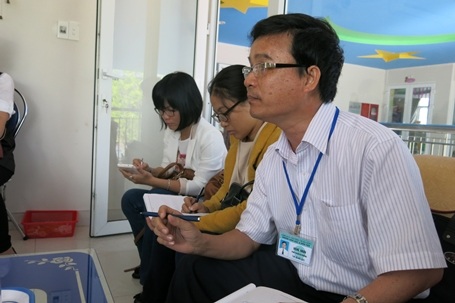 Nhiều phụ huynh đến đón con em về khi hay tin hàng loạt GV không đến lớp trong sáng nay 11/3.