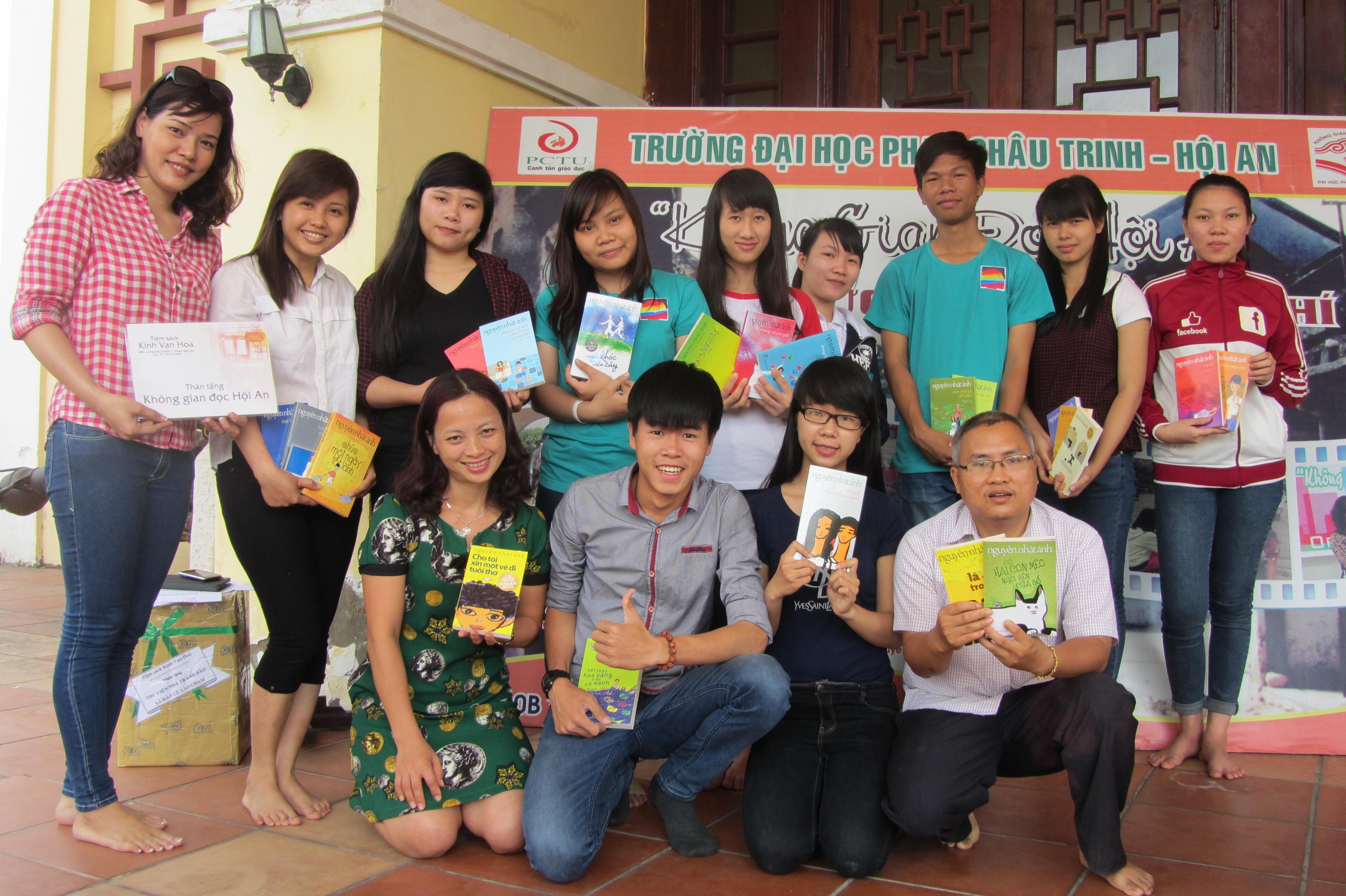 Nhà văn Nguyễn Nhật Ánh tặng sách đến Không gian đọc Hội An