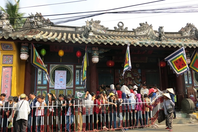 Hàng rào ngăn dòng khách xếp hàng lễ chùa không ảnh hưởng tới việc đi lại trong trung tâm phố cổ