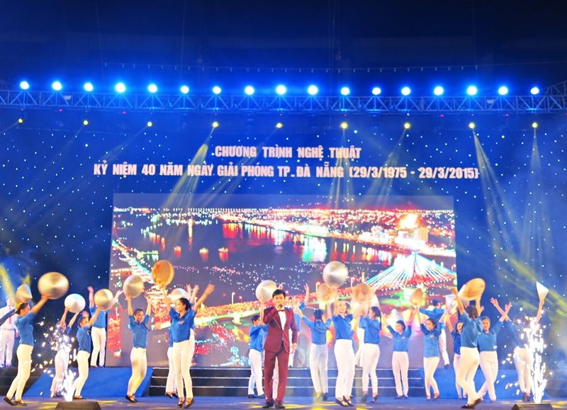 Sân khấu nghệ thuật được dàn dựng công phu thăng hoa cho bản hùng ca của Đà Nẵng