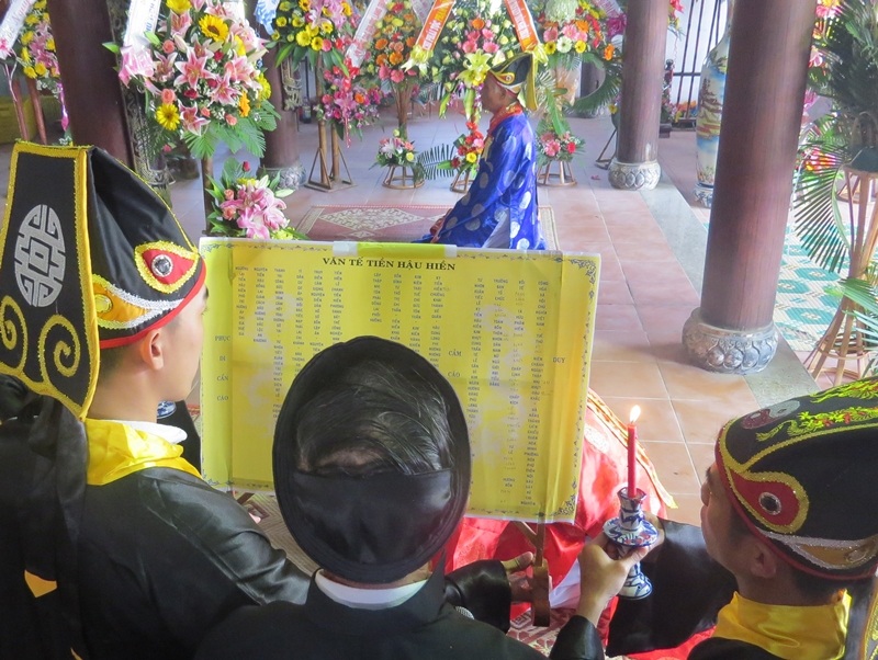 Các nghi thức chính lễ do các vị cao niên trong làng đảm nhiệm