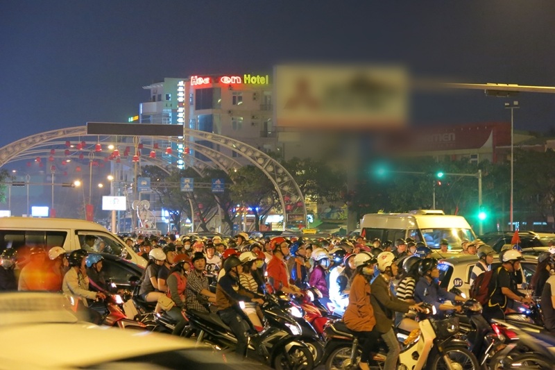 Các tuyến đường dẫn về các điểm bắn pháo hoa nườm nượp người xe từ 19h tối