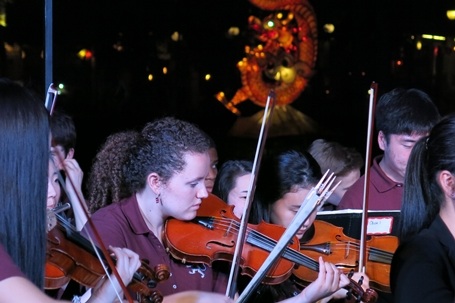 Đại diện chính quyền Hội An tặng quà lưu niệm đến đoàn hợp xướng và giao hưởng