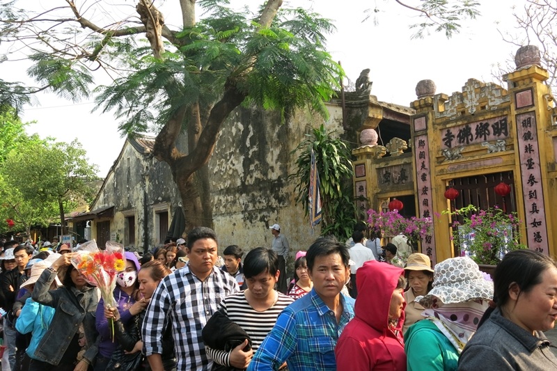 Hàng vạn lượt người lễ chùa xếp hàng nối dài qua nhiều tuyến phố