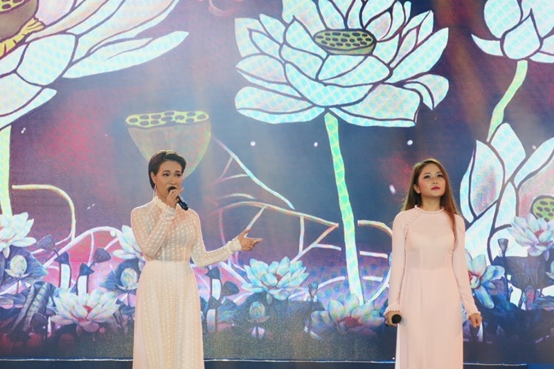 Uyên Linh, Ngọc Trâm hát