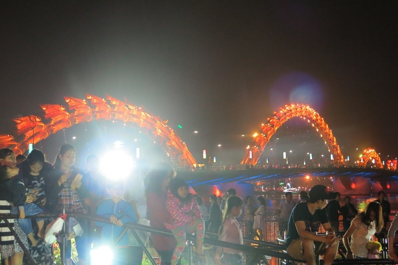 Người dân chọn chỗ xem pháo hoa trên cầu Rồng và khu vực khuôn viên bờ tây sông Hàn