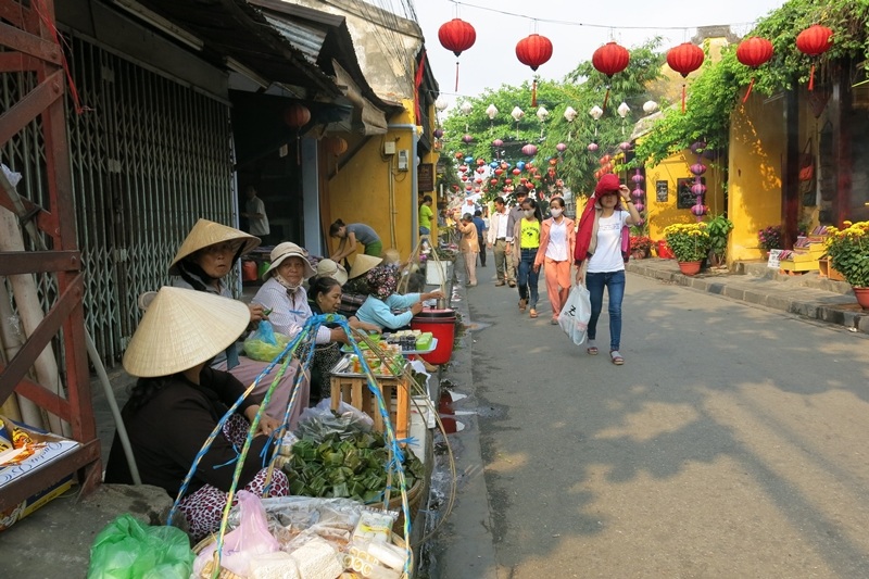 Các gánh hàng rong được bố trí sát vỉa hè cách xa khu vực các chùa, hội quán